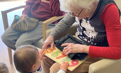 Une résidente avec un enfant de l'association Babynounous